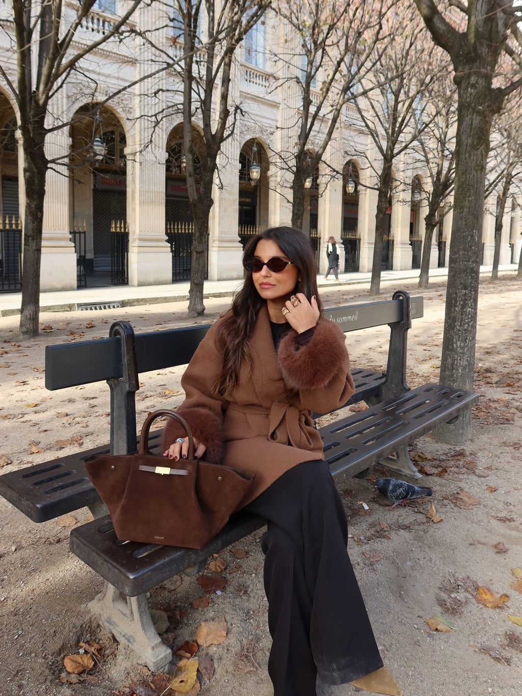 Abrigo color caramelo con cuello de piel sintética, sexta vista