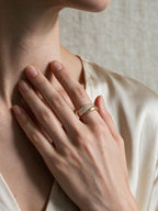 Anillo ajustable de línea orgánica, color dorado, segunda vista