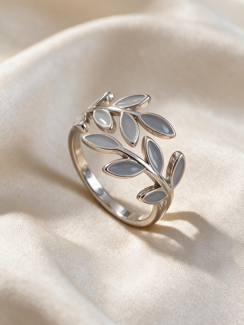 Anillo con motivo de hoja y piedra engastada, vista frontal