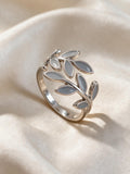 Anillo con motivo de hoja y piedra engastada, vista frontal
