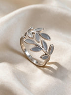Anillo con motivo de hoja y piedra engastada, vista frontal