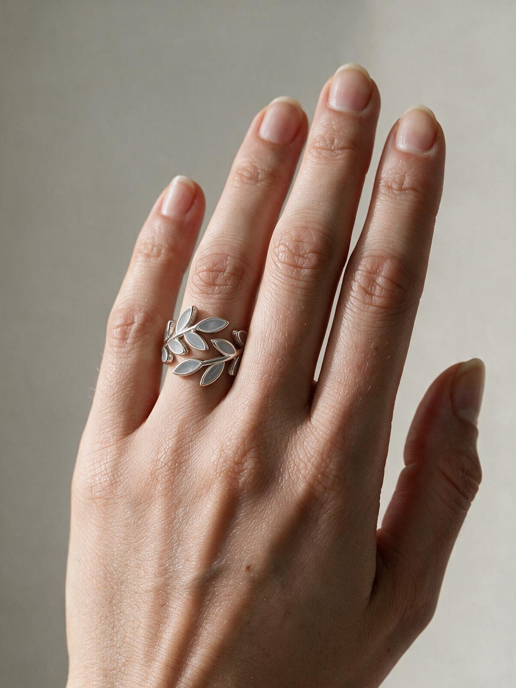 Anillo con motivo de hoja y piedra engastada, segunda vista