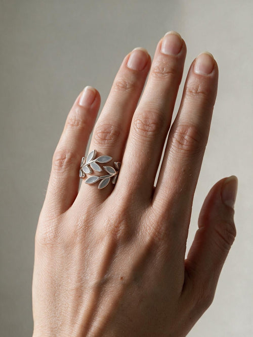 Anillo con motivo de hoja y piedra engastada, segunda vista