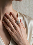 Anillo con motivo de hoja y piedra engastada, tercera vista