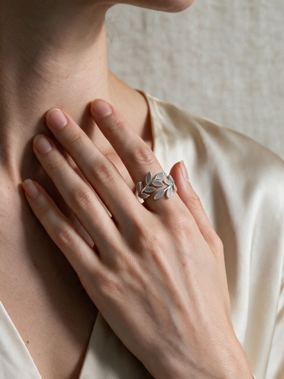 Anillo con motivo de hoja y piedra engastada, tercera vista