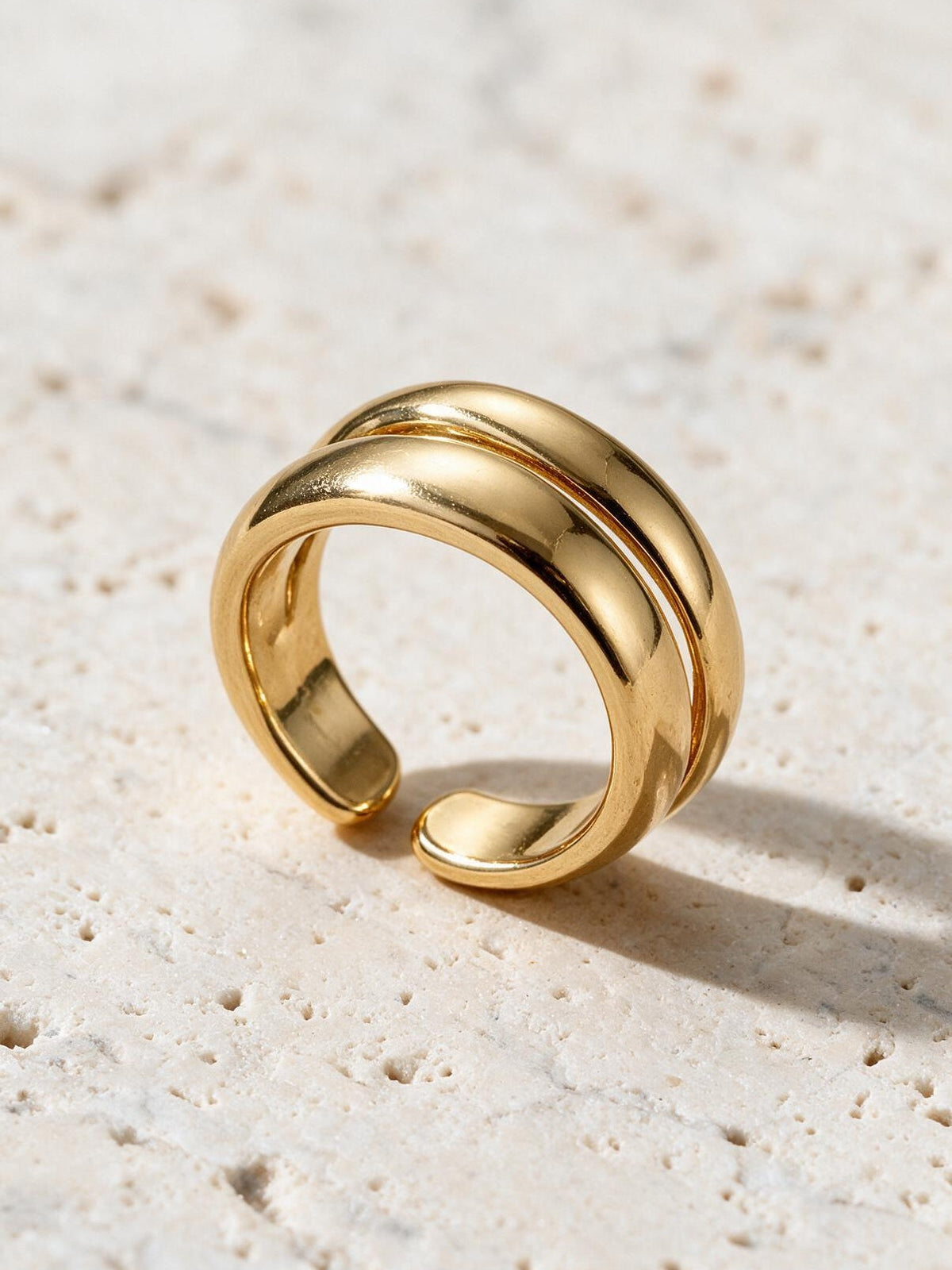 Anillo de contorno definido, color dorado, vista frontal