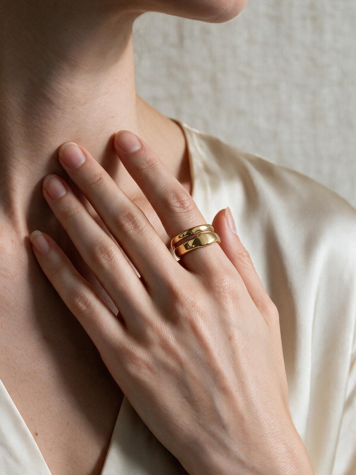 Anillo de contorno definido, color dorado, tercera vista