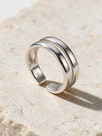 Anillo de contorno definido, color plateado, vista frontal