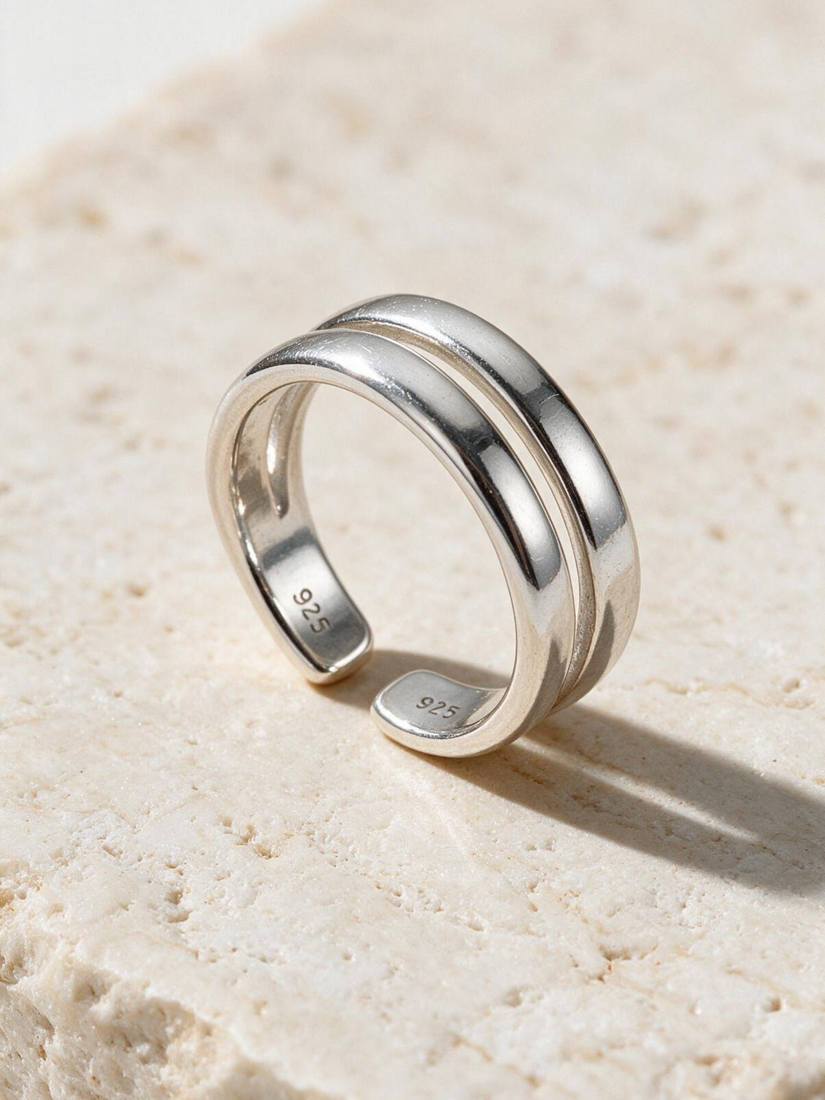 Anillo de contorno definido, color plateado, vista frontal