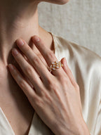 Anillo espiral con cristales, tercera vista