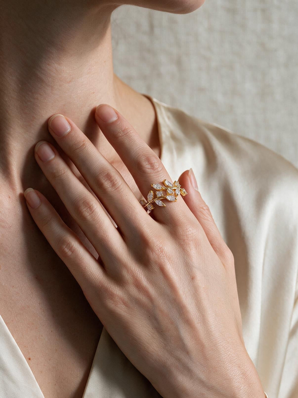 Anillo espiral con cristales, tercera vista