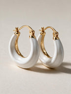 Aretes con detalle de color, color blanco, vista frontal