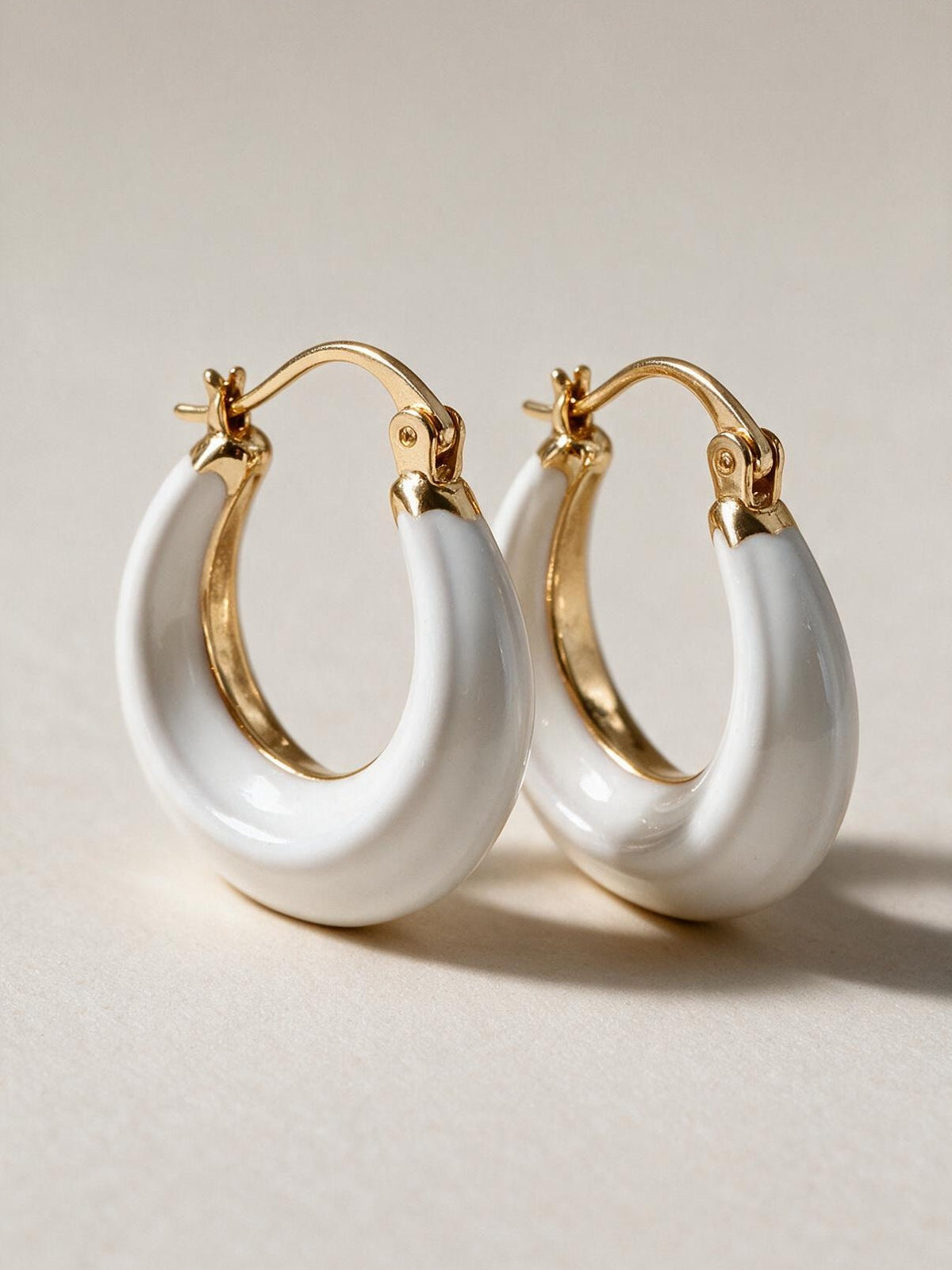 Aretes con detalle de color, color blanco, vista frontal