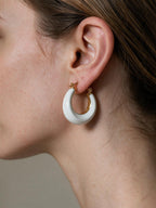 Aretes con detalle de color, color blanco, segunda vista