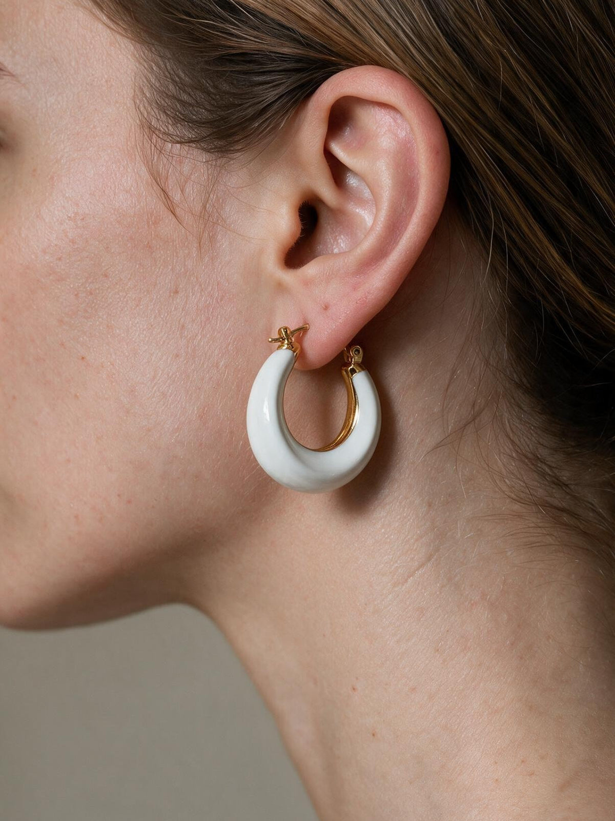 Aretes con detalle de color, color blanco, segunda vista
