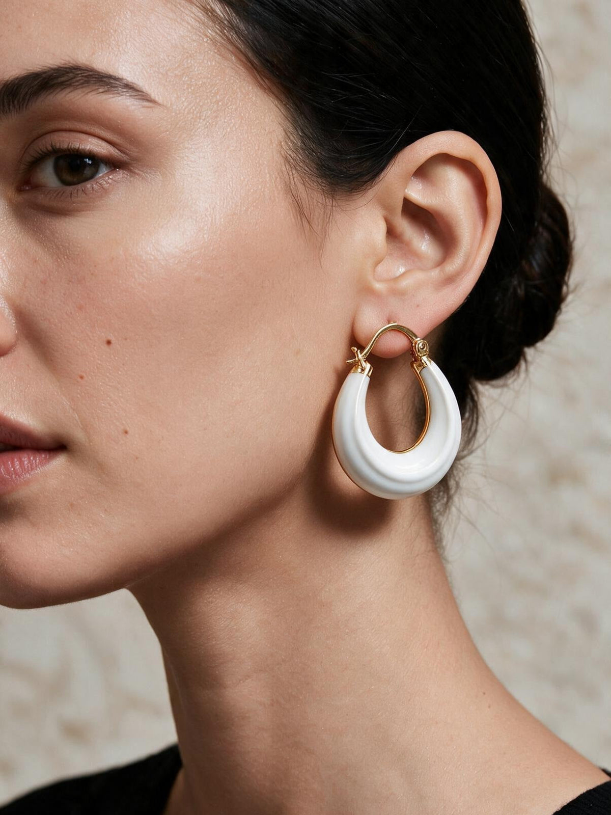 Aretes con detalle de color, color blanco, tercera vista
