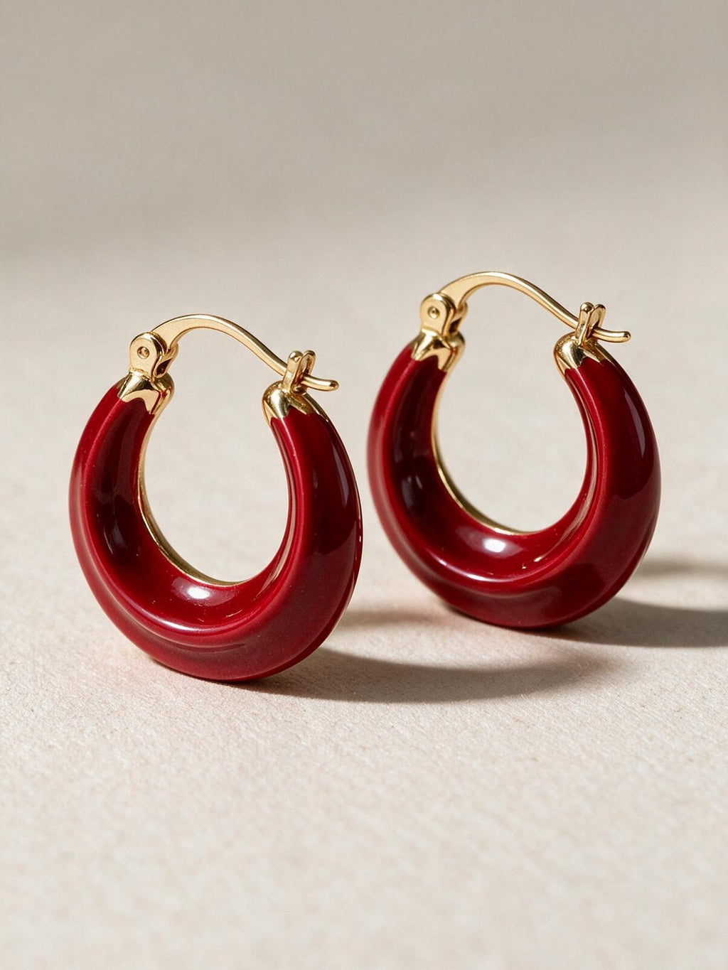 Aretes con detalle de color, color rojo, vista frontal