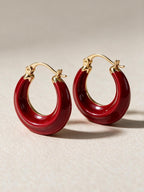 Aretes con detalle de color, color rojo, vista frontal