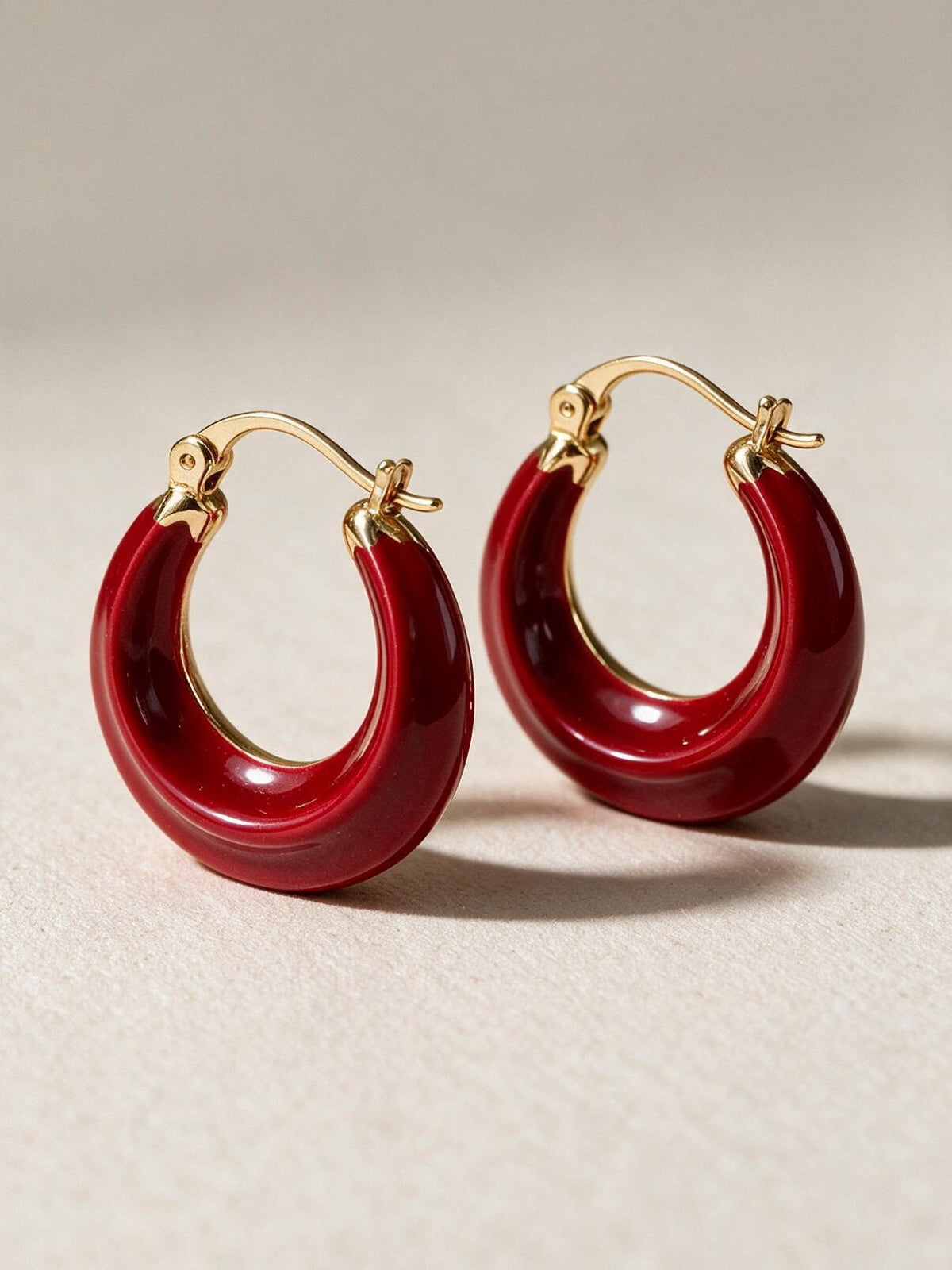 Aretes con detalle de color, color rojo, vista frontal