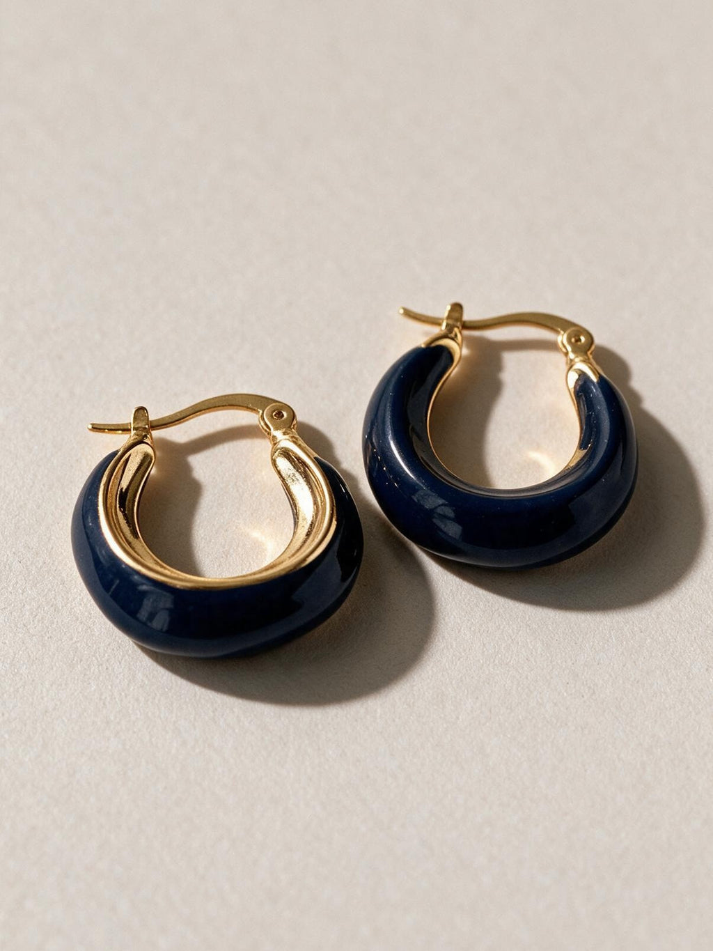 Aretes con detalle de color, color azul, vista frontal