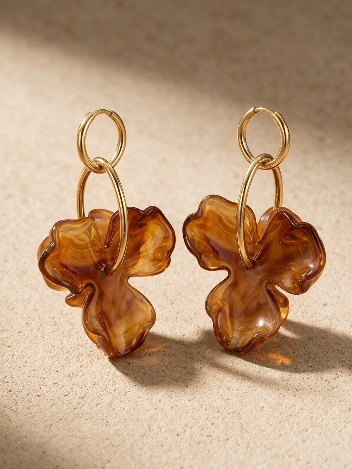 Aretes con detalle floral, vista frontal