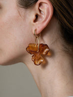 Aretes con detalle floral, segunda vista