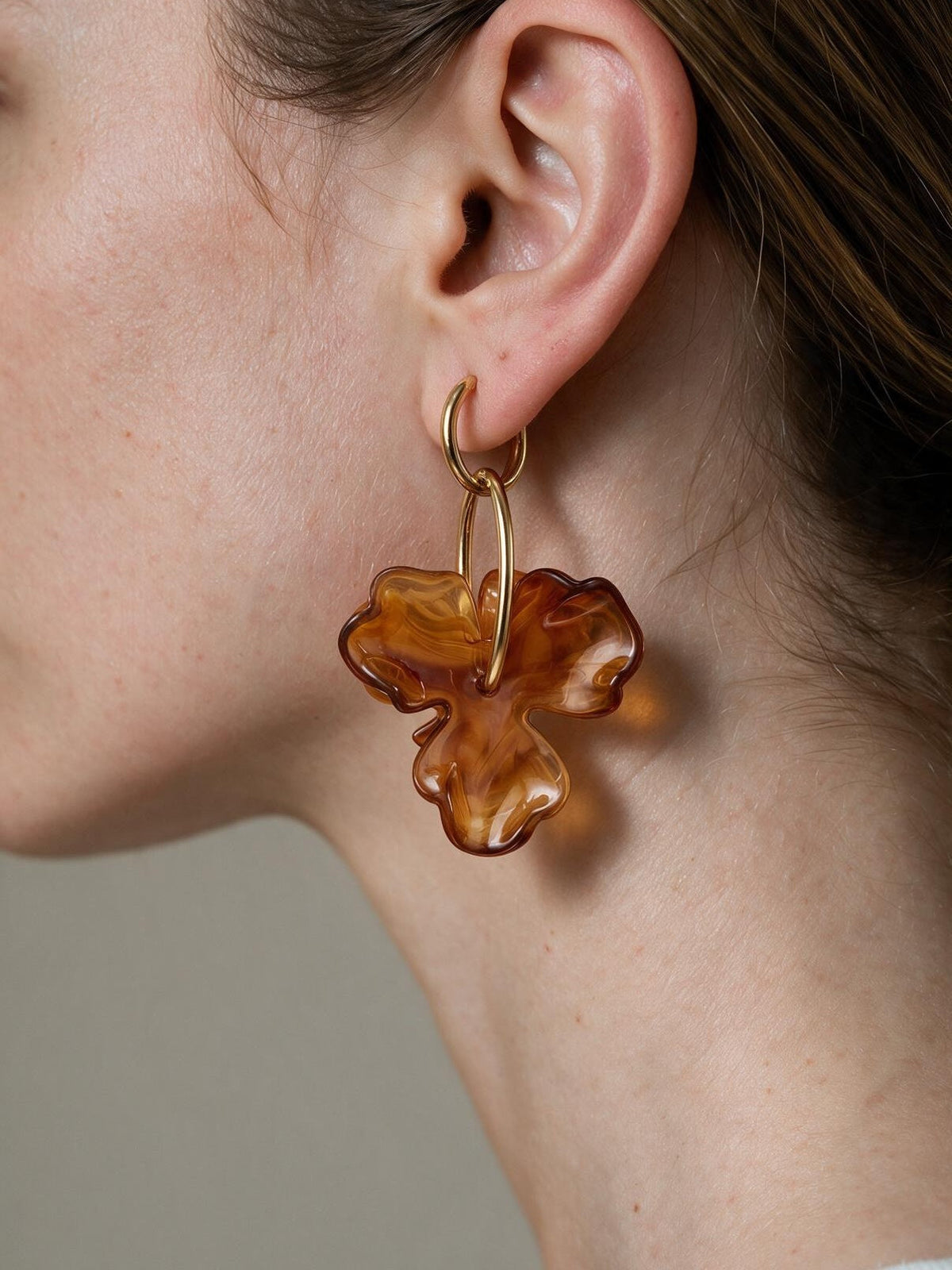 Aretes con detalle floral, segunda vista
