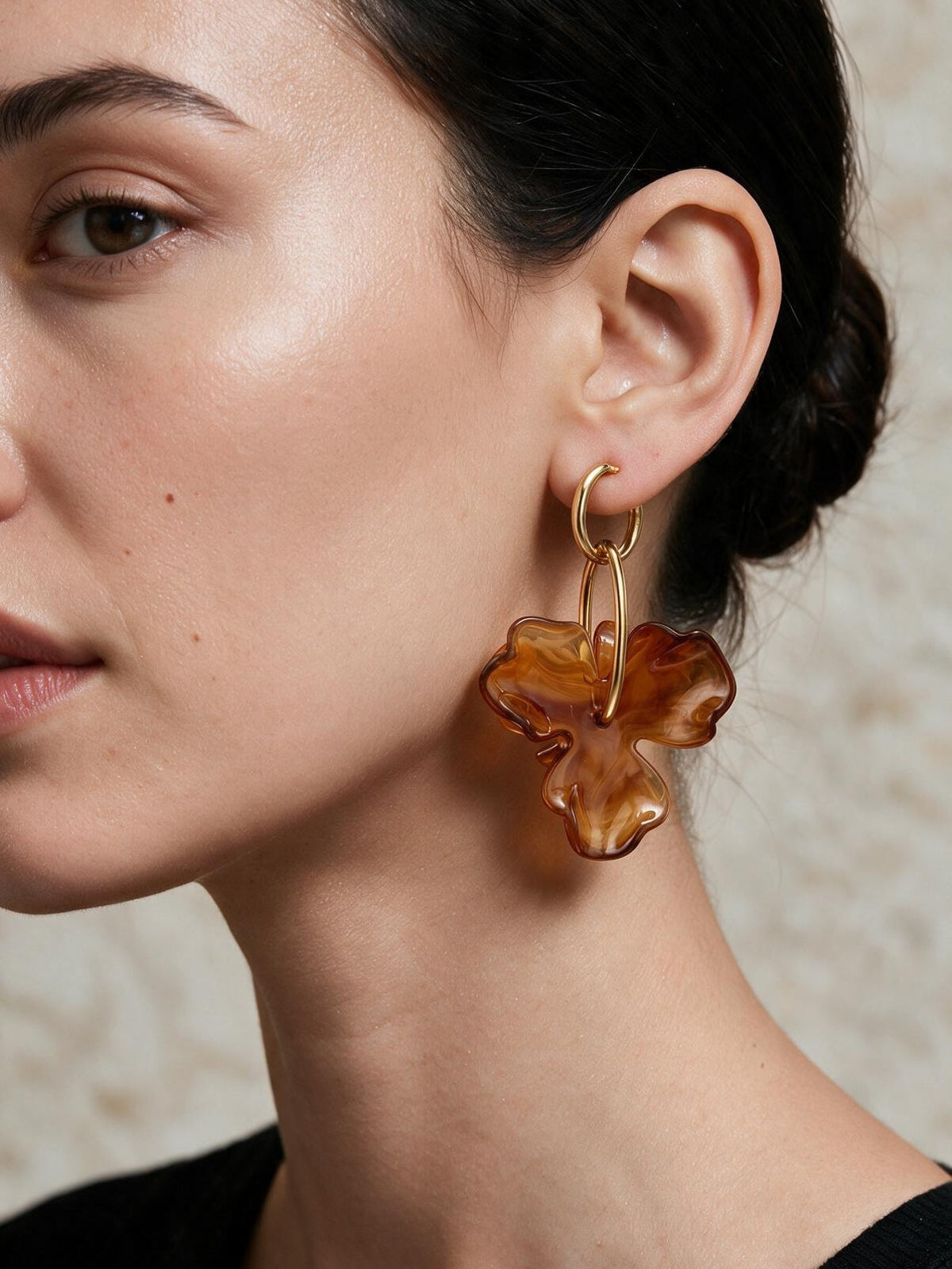 Aretes con detalle floral, tercera vista