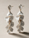 Aretes con motivo floral, vista frontal