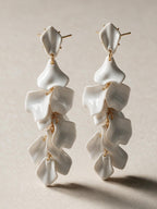 Aretes con motivo floral, vista frontal