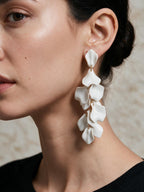 Aretes con motivo floral, tercera vista