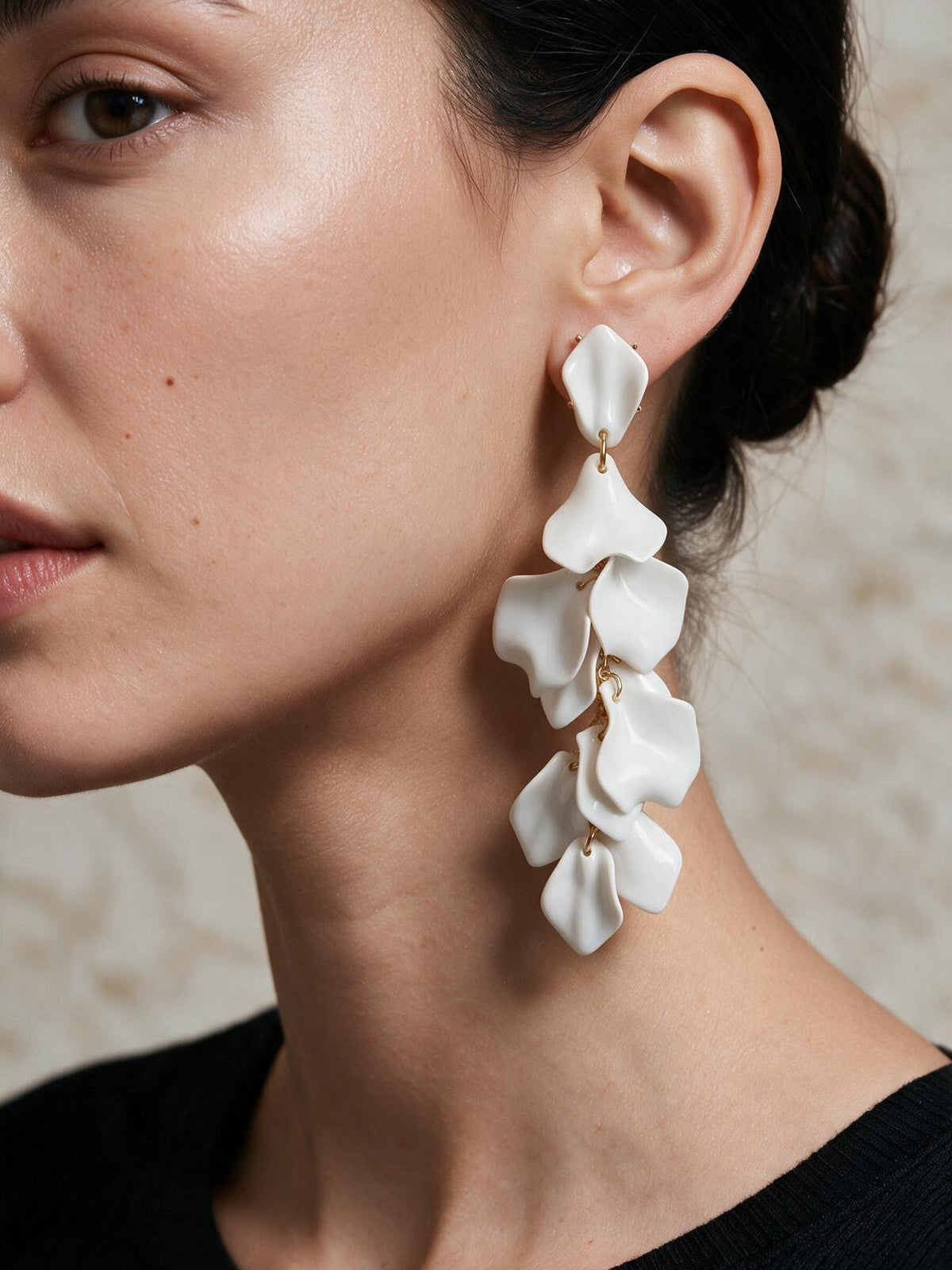 Aretes con motivo floral, tercera vista