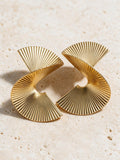 Aretes con textura plisada, color dorado, vista frontal