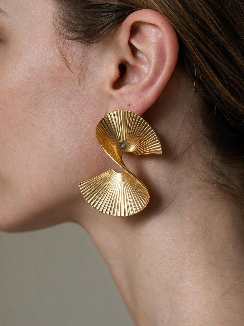 Aretes con textura plisada, color dorado, segunda vista