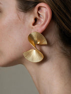 Aretes con textura plisada, color dorado, segunda vista