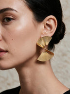 Aretes con textura plisada, color dorado, tercera vista