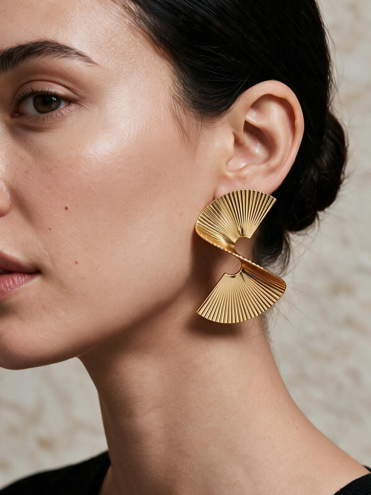 Aretes con textura plisada, color dorado, tercera vista