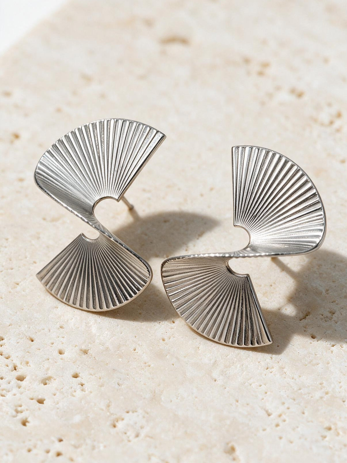 Aretes con textura plisada, color plateado, vista frontal