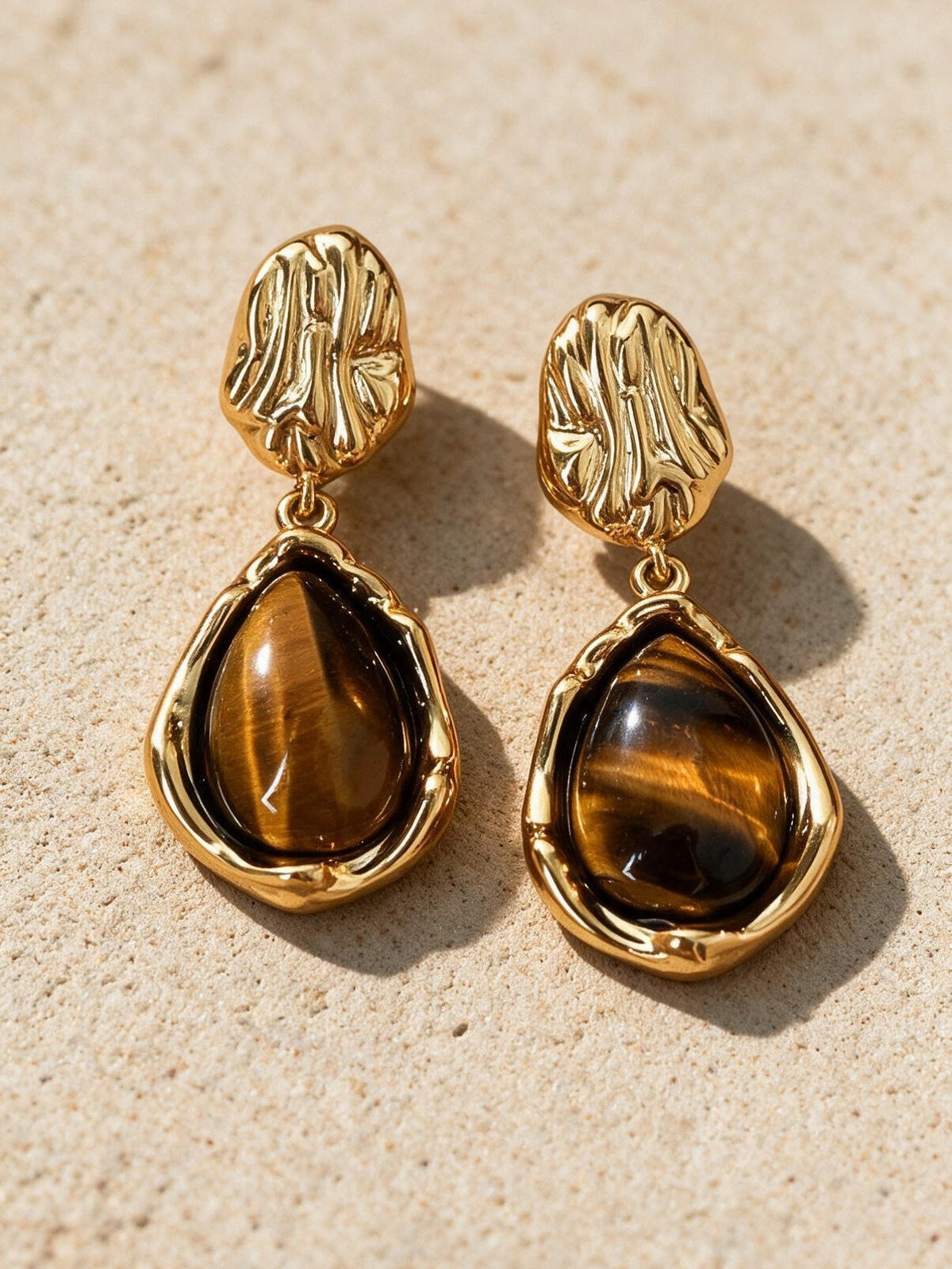 Aretes de broquel o de gota, vista frontal
