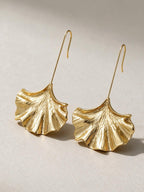 Aretes de formas naturales, color dorado, vista frontal