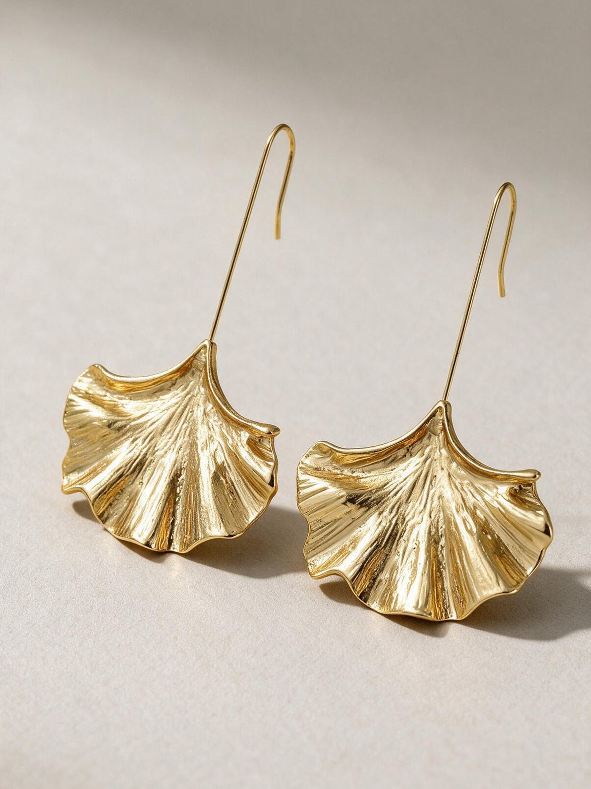 Aretes de formas naturales, color dorado, vista frontal