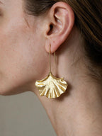 Aretes de formas naturales, color dorado, segunda vista