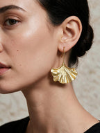 Aretes de formas naturales, color dorado, tercera vista