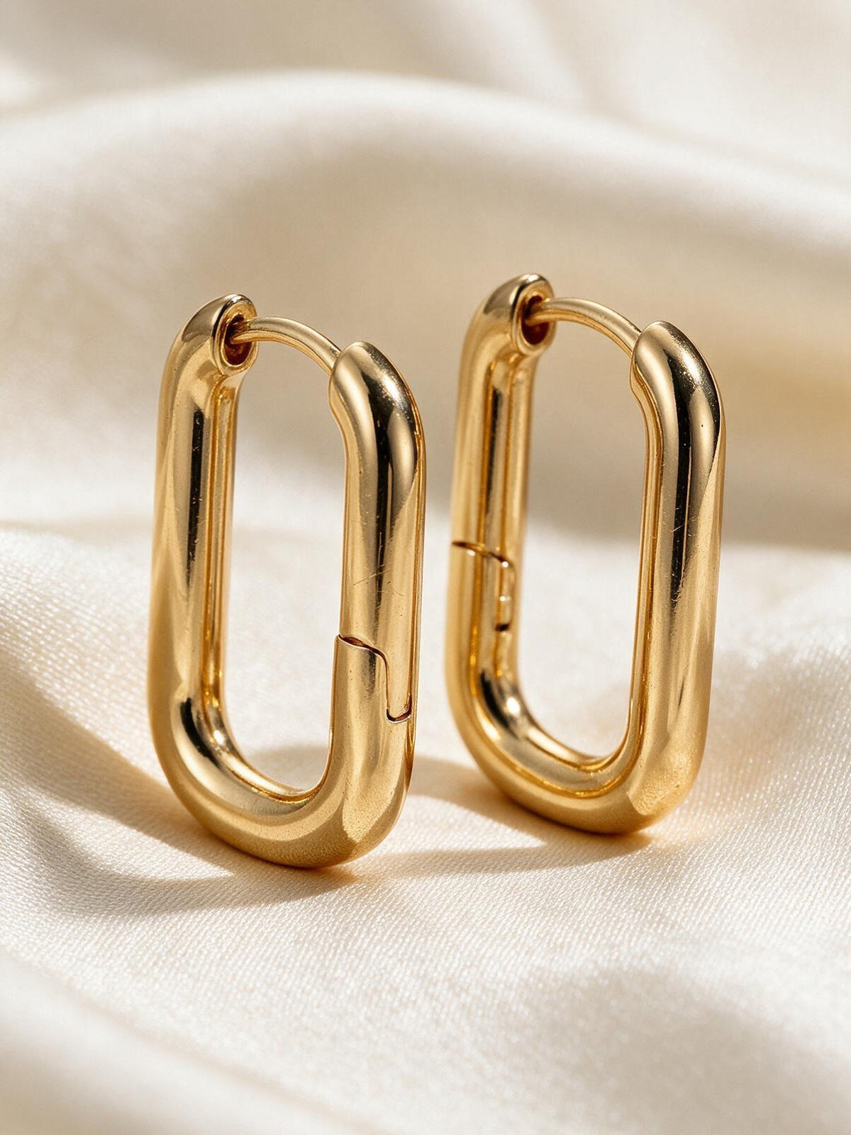 Aretes de línea fina, color dorado, vista frontal