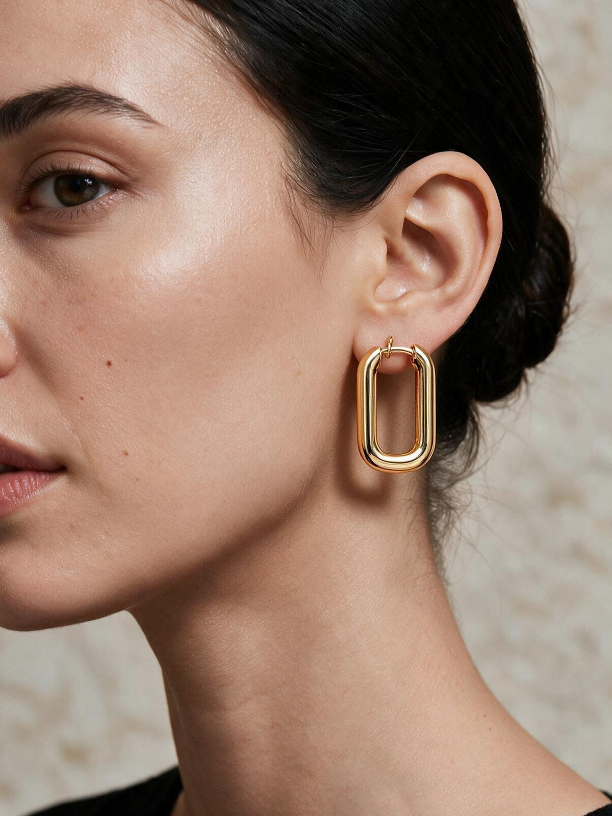 Aretes de línea fina, color dorado, tercera vista