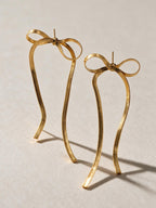 Aretes de línea sencilla, color dorado, vista frontal