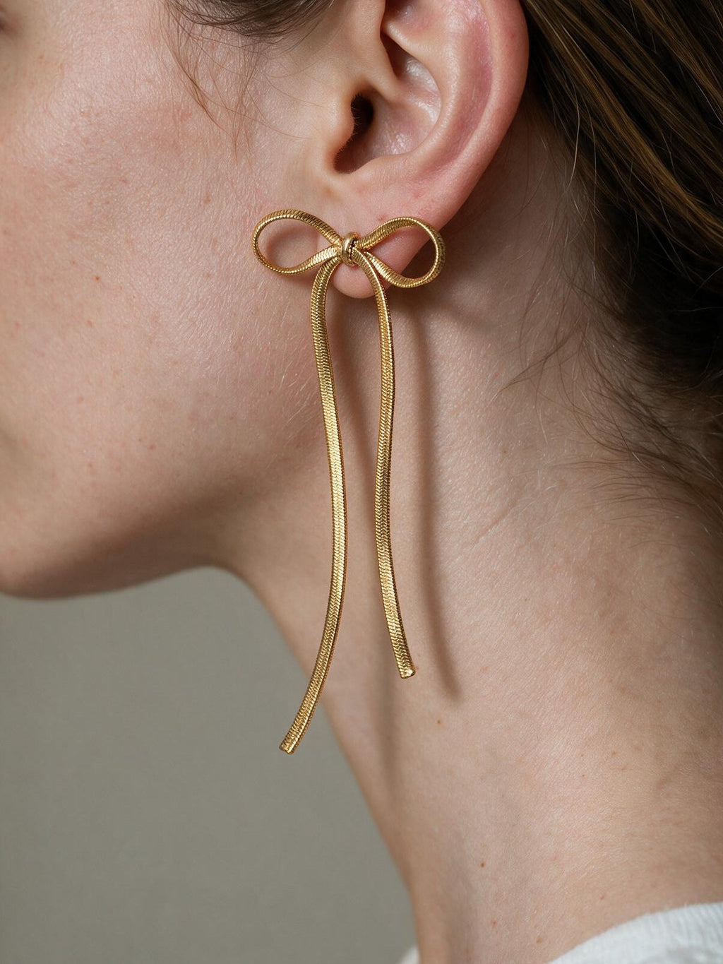 Aretes de línea sencilla, color dorado, segunda vista