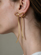 Aretes de línea sencilla, color dorado, segunda vista