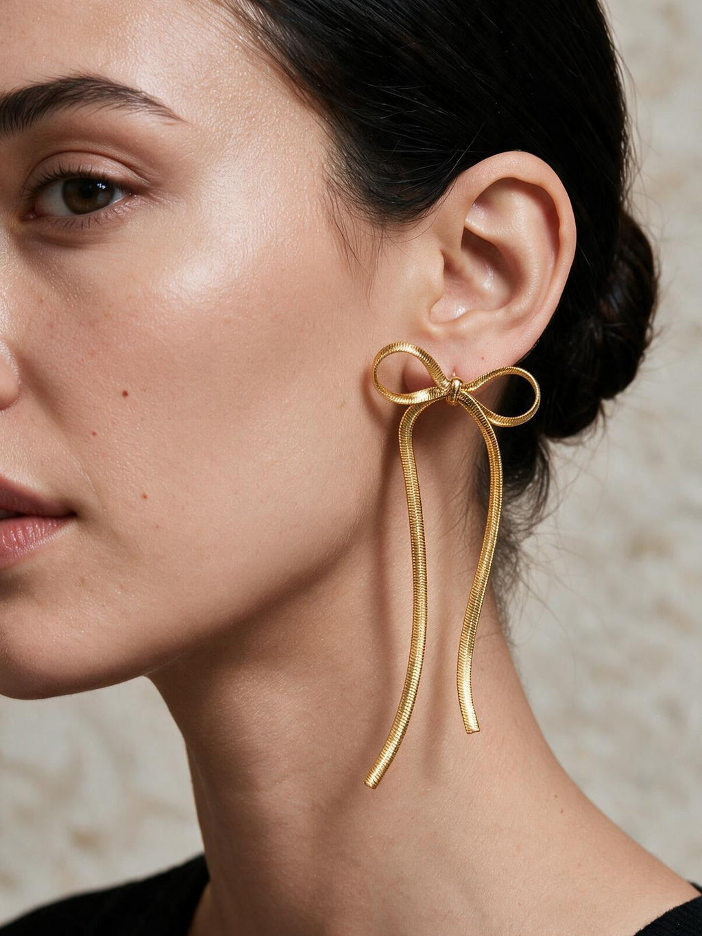 Aretes de línea sencilla, color dorado, tercera vista