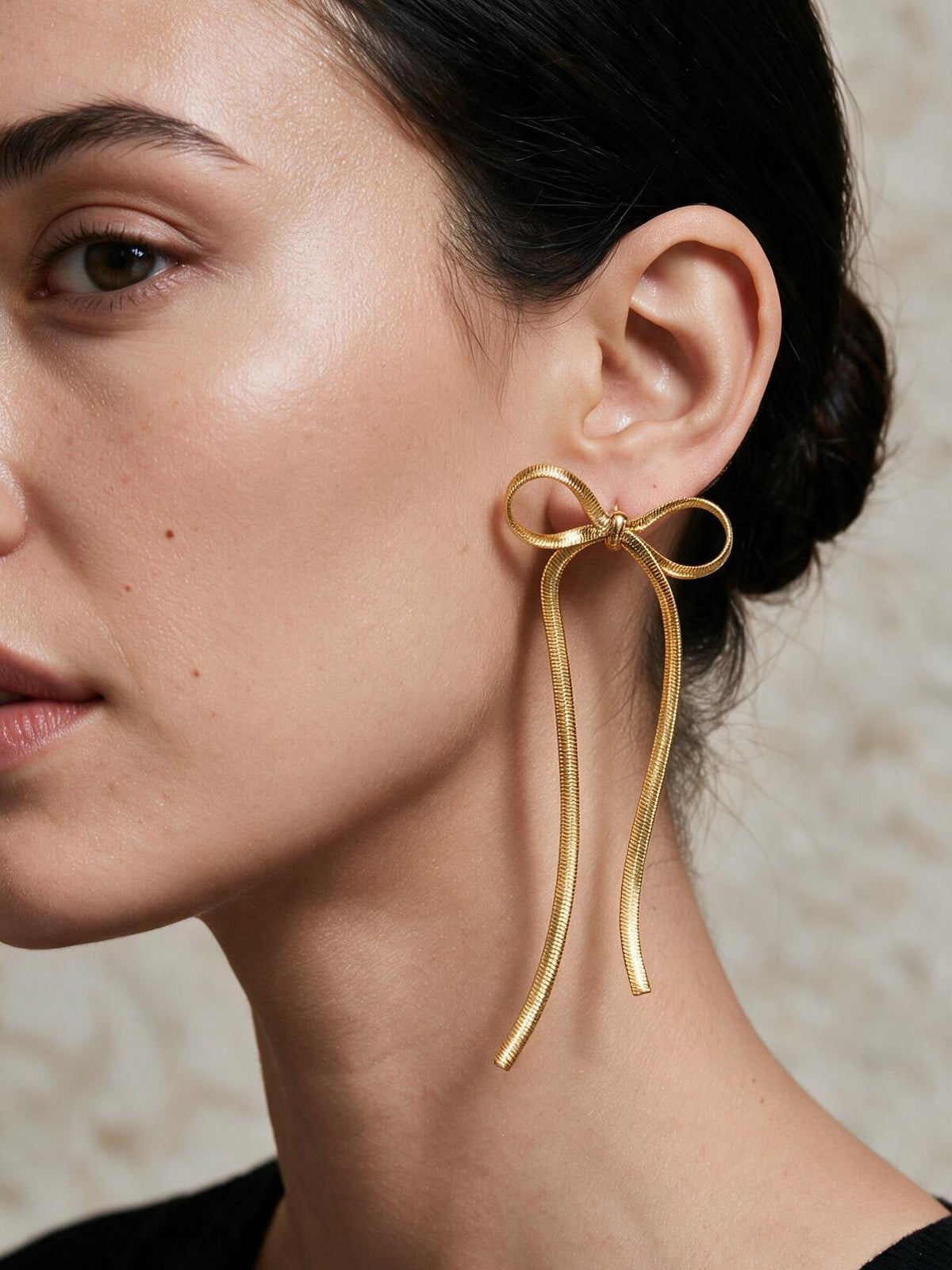Aretes de línea sencilla, color dorado, tercera vista